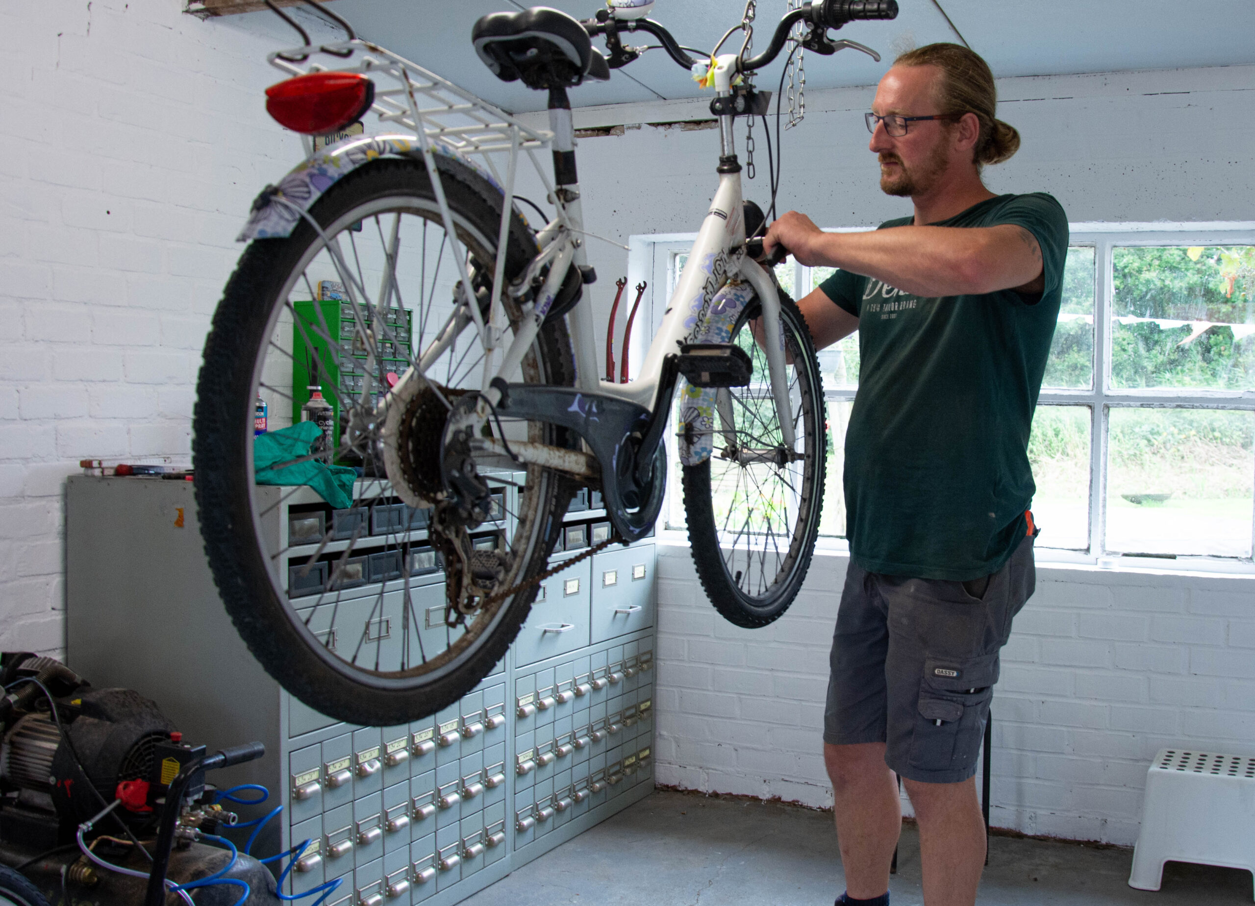 fiets hangt op in het atelier