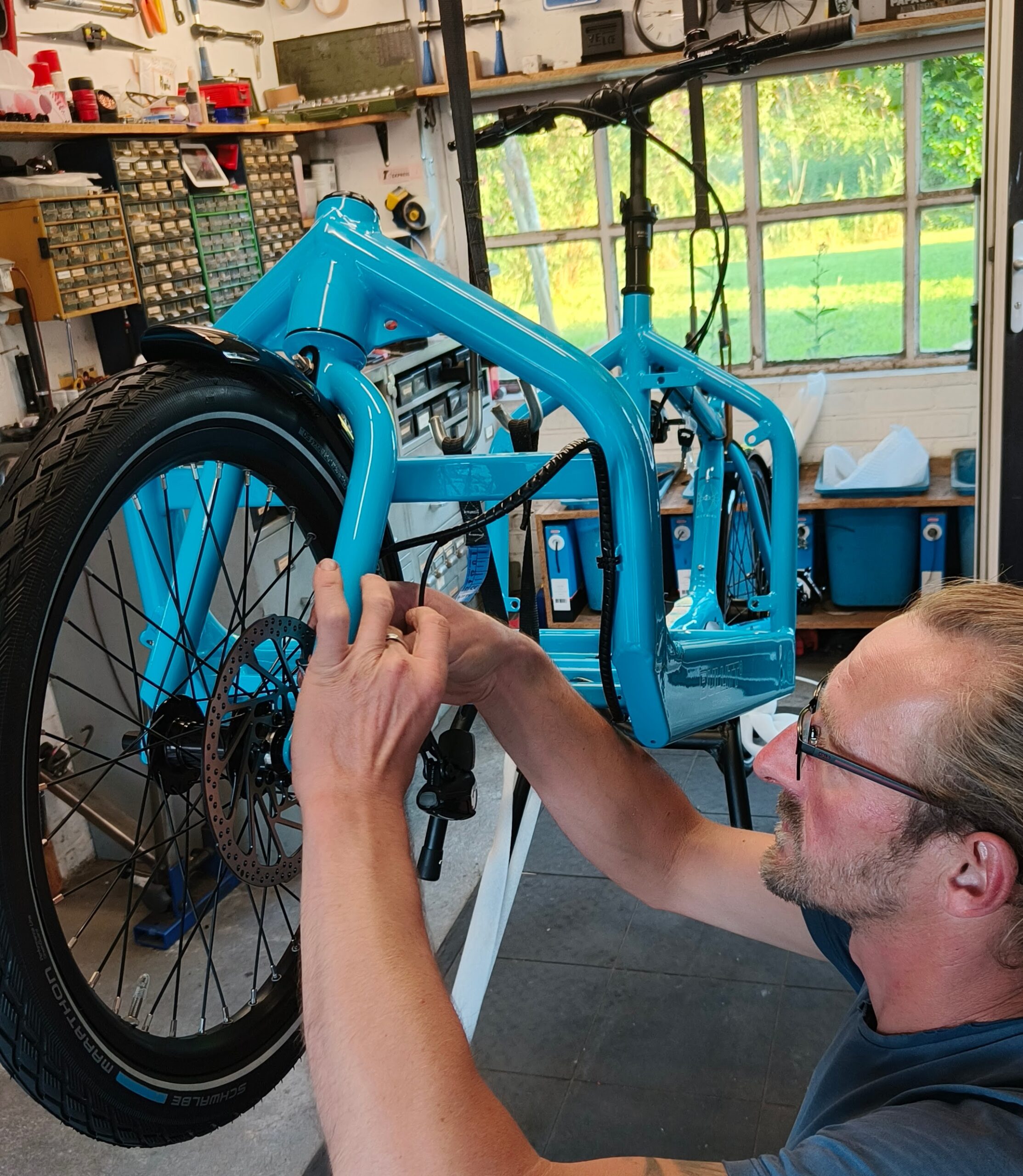 Tim repareert een bakfiets